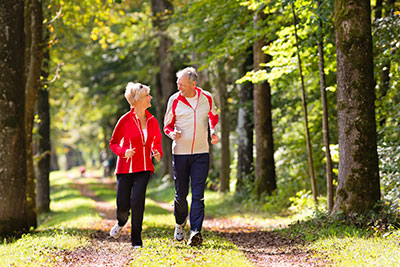 couple jogging through oswego ny